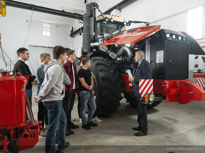 Компания "Европа" поставила в АГАУ трактор Ростсельмаш 2375 по программе "Образование"