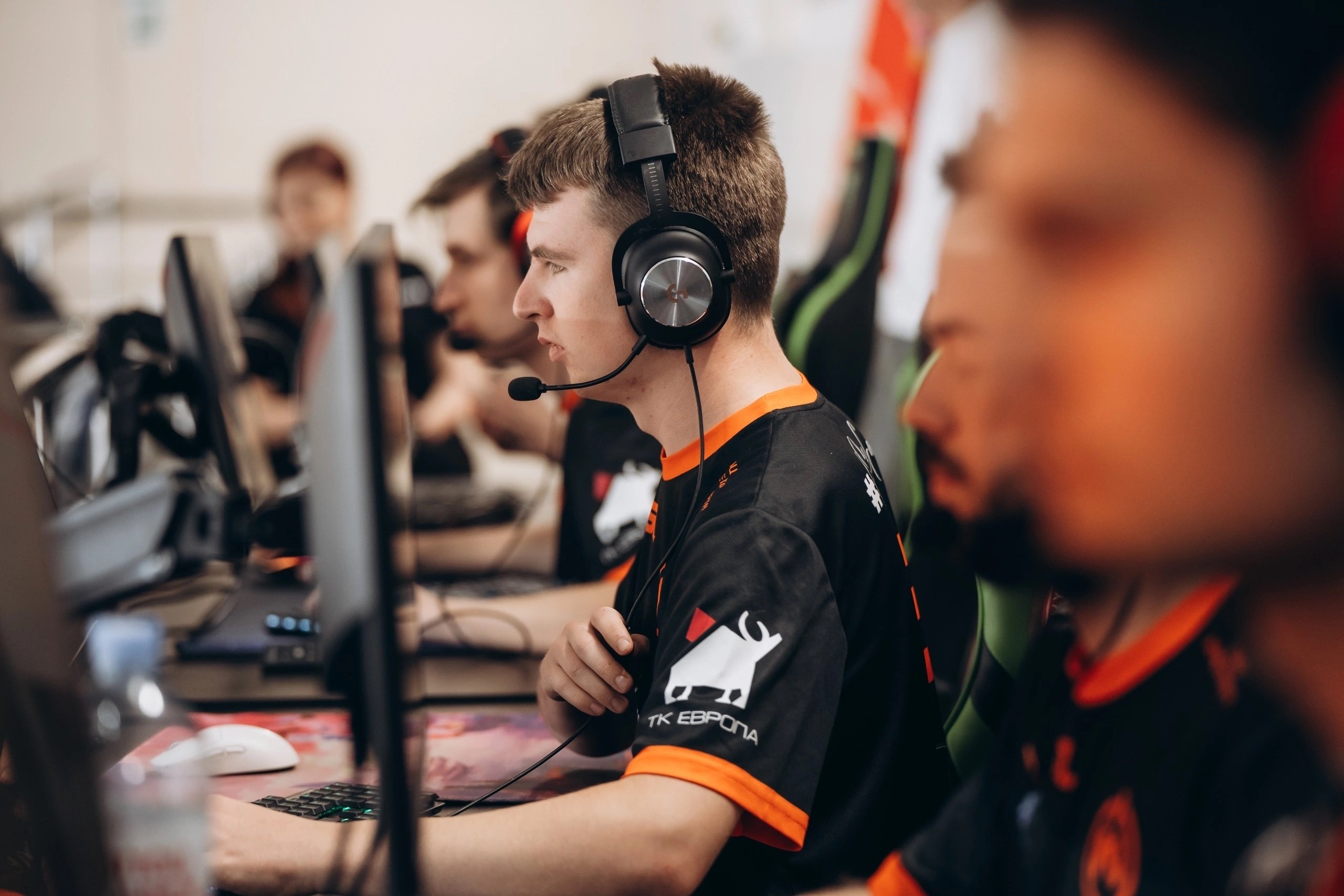 На острие атаки.