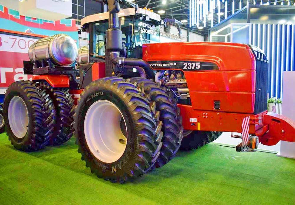 Первый высокомощный российский трактор перешел на газ